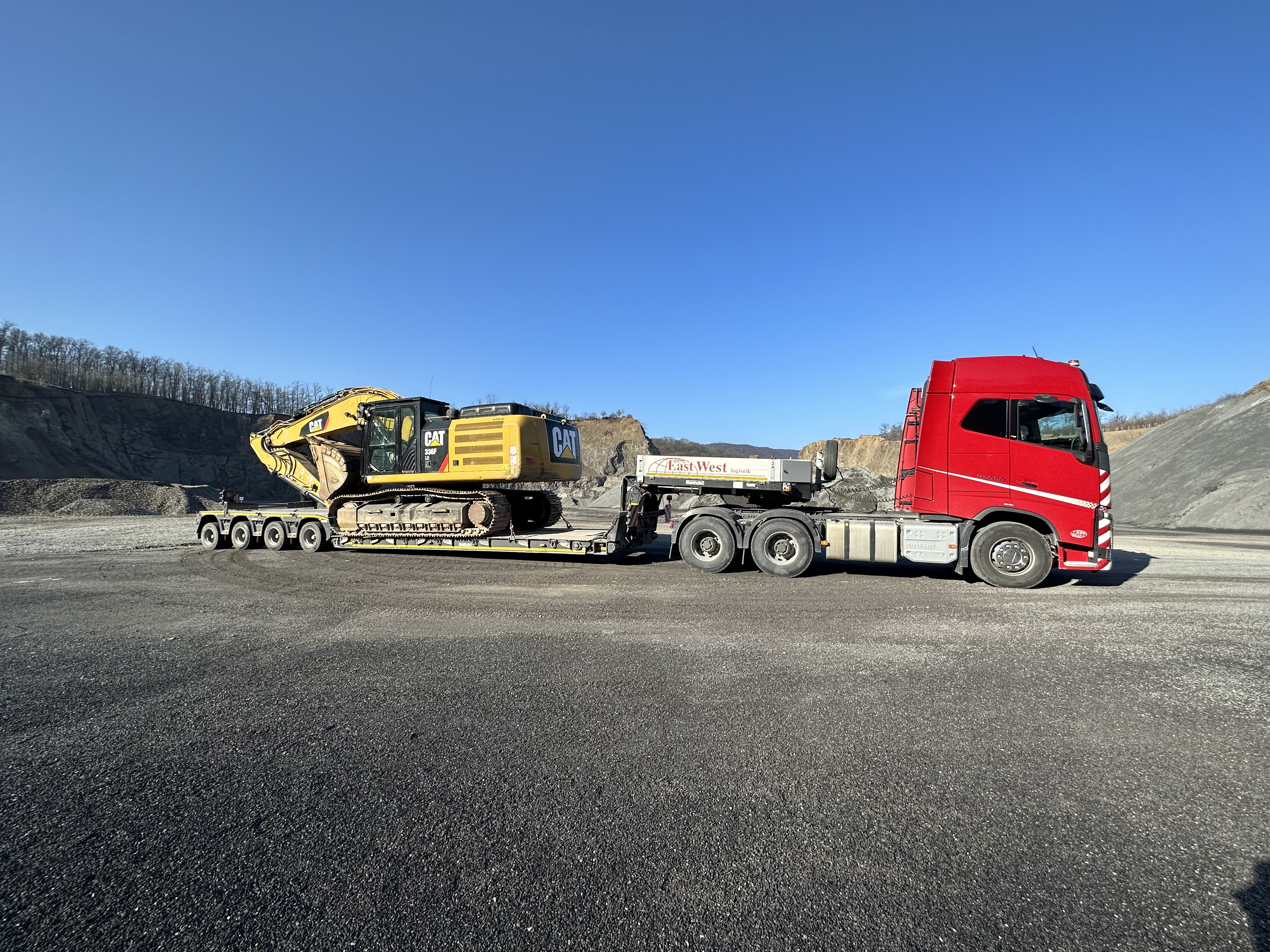3-axle tractor with 3-axle extendable low-bed trailer - eastwestlogistik.sk
